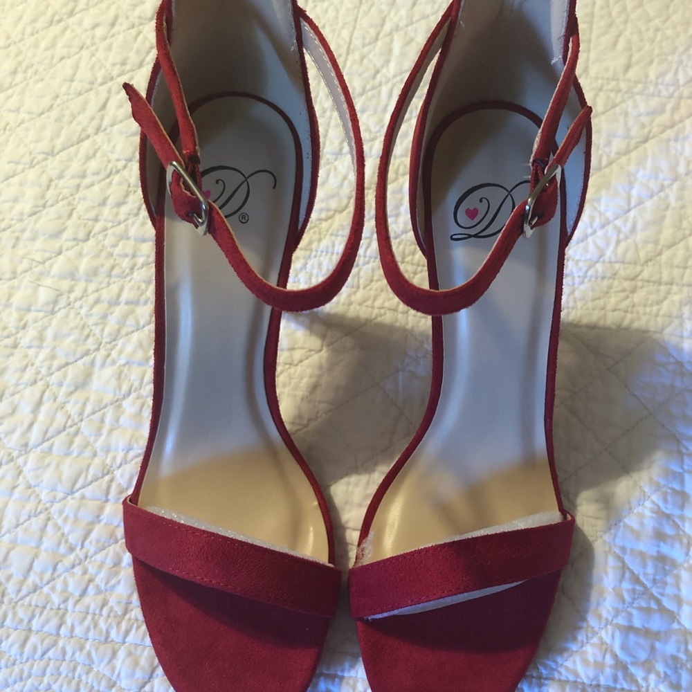 BRAND NEW, NEVER WORN PUMPS👠👠